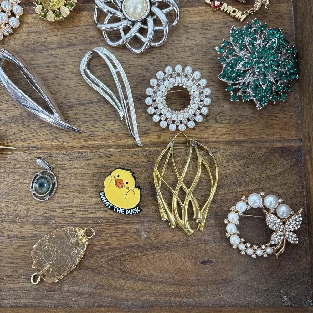 Mixed Lot Costume Jewelry Pins Bars Brooches Pendants Some Signed Vtg to Now 43